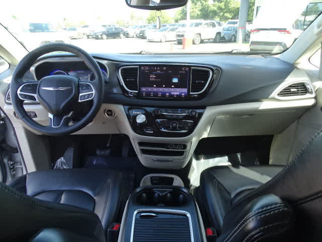 Used 2023 Chrysler Pacifica Touring-L FWD image 22