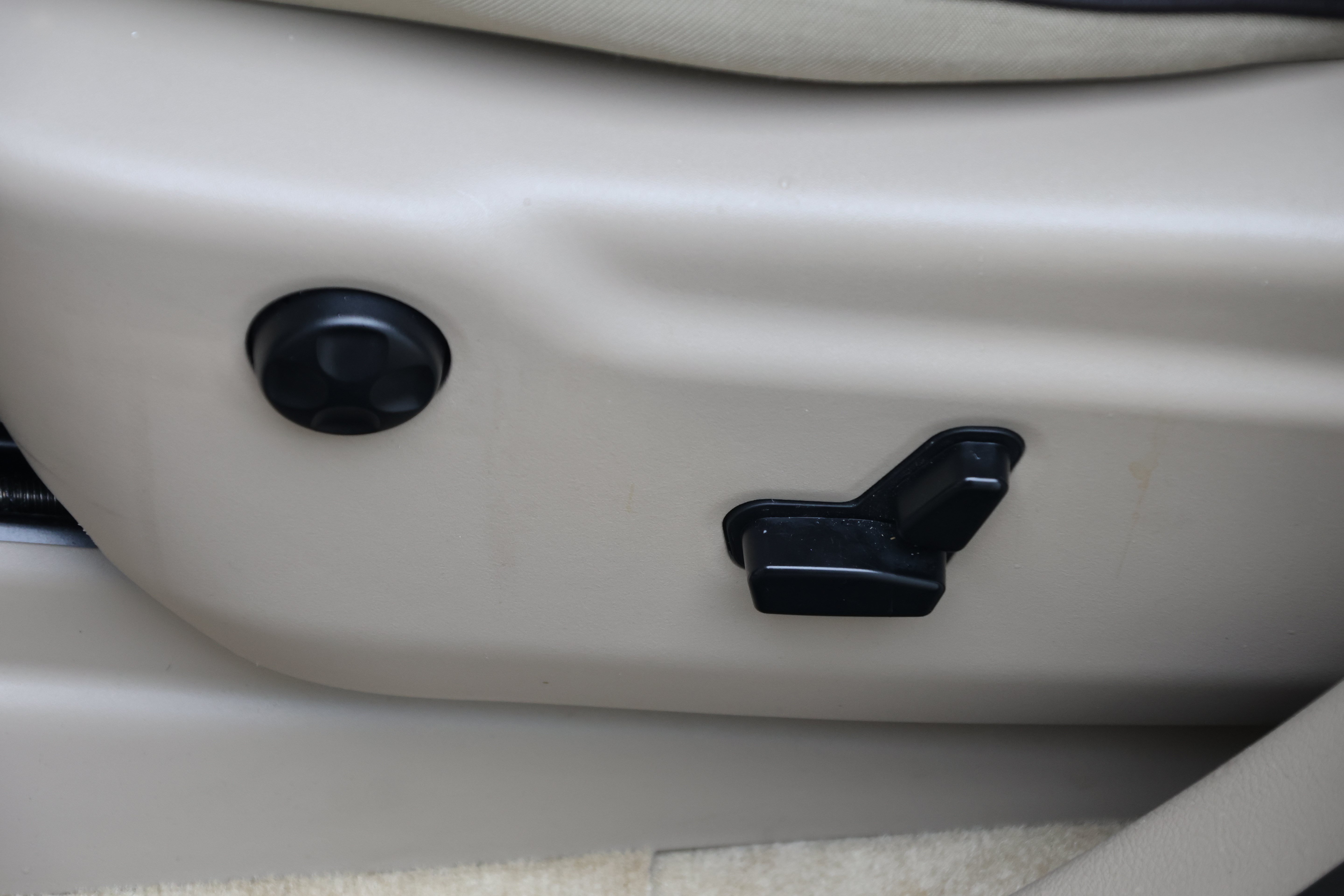 Used 2019 Jeep Grand Cherokee Overland AWD/4WD image 31