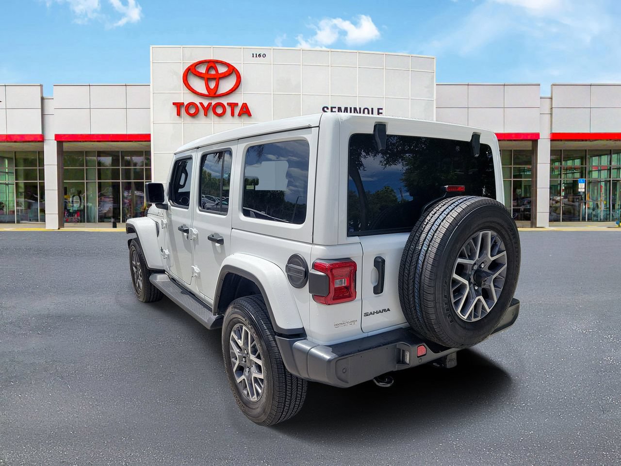 Used 2025 Jeep Wrangler Unlimited Sahara AWD/4WD image 4