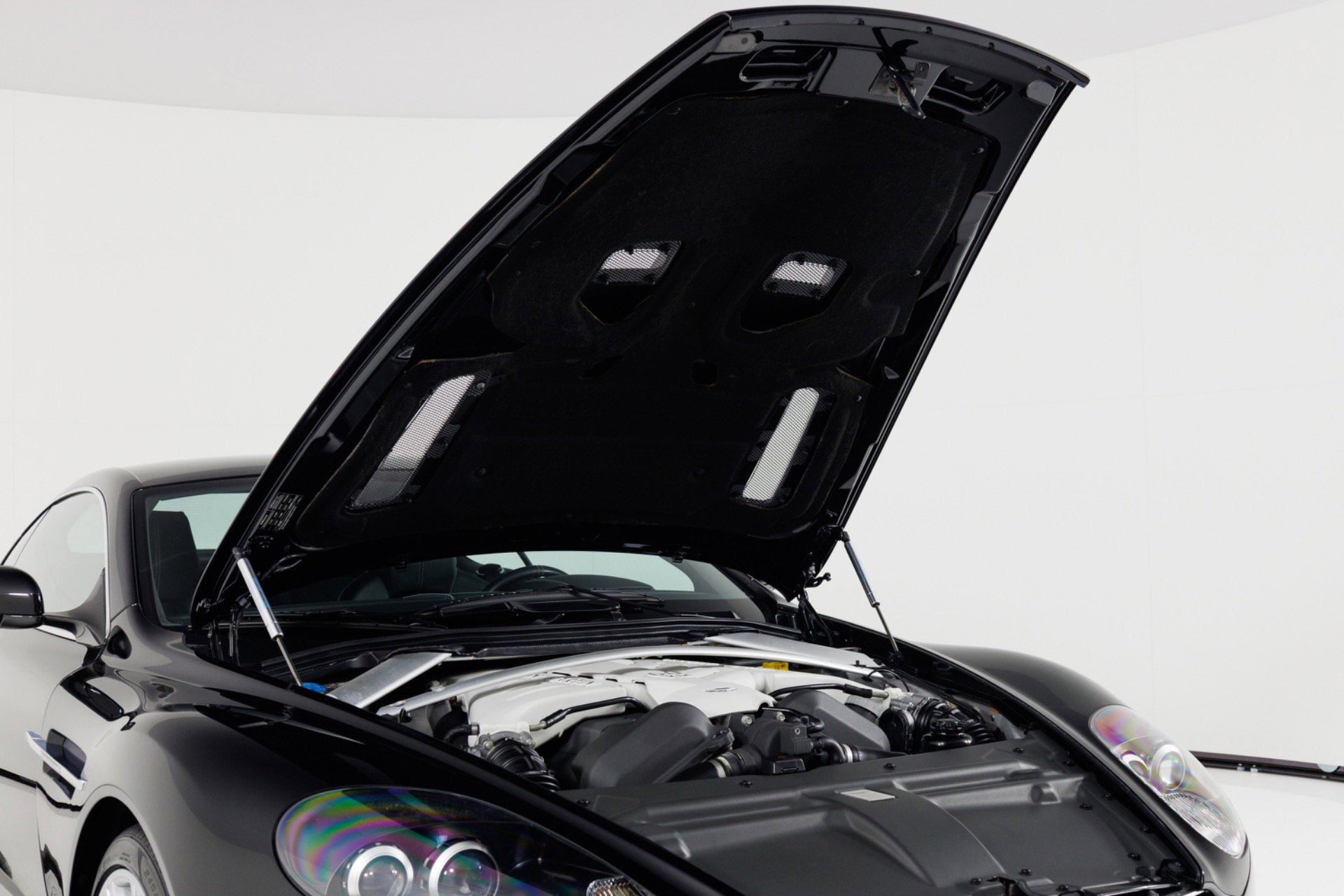 Used 2009 Aston Martin DBS Coupe RWD image 42