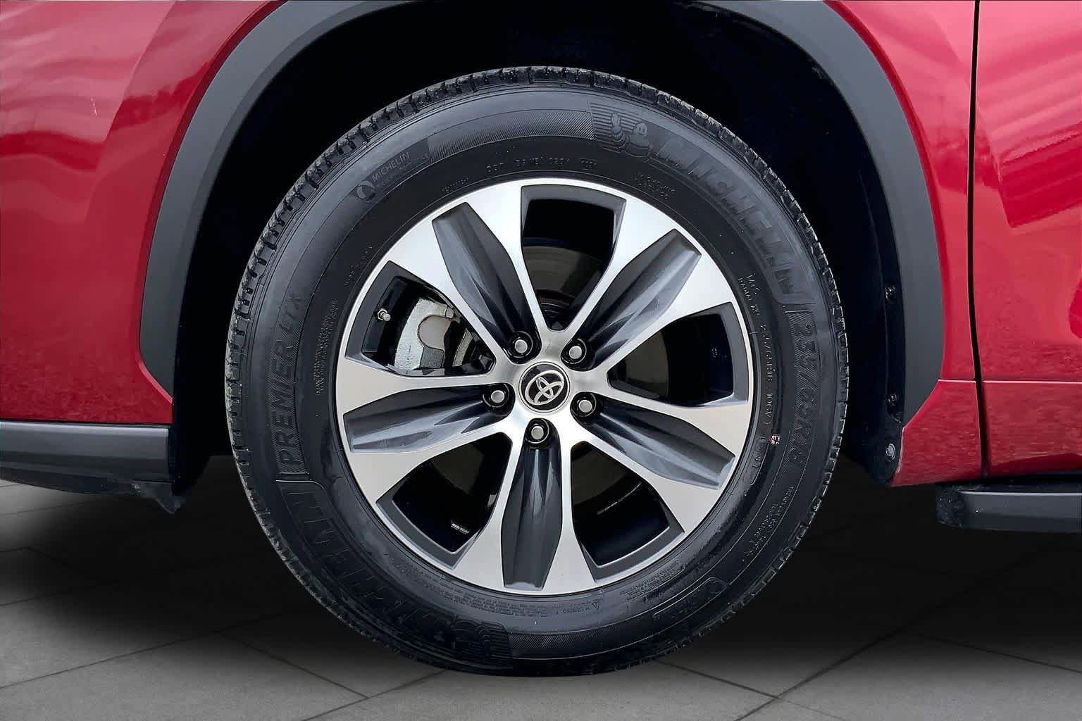 Used 2021 Toyota Highlander XLE FWD image 11