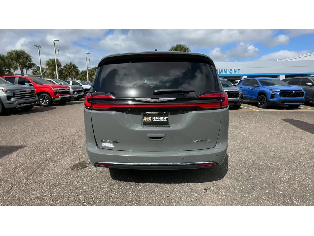 Used 2023 Chrysler Pacifica Limited FWD image 3