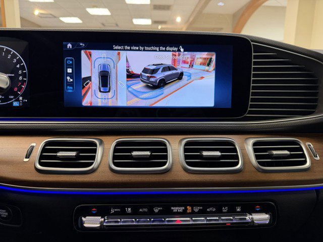 Used 2025 Mercedes-Benz GLE 450e 4MATIC w/ Driver Assistance Package image 11