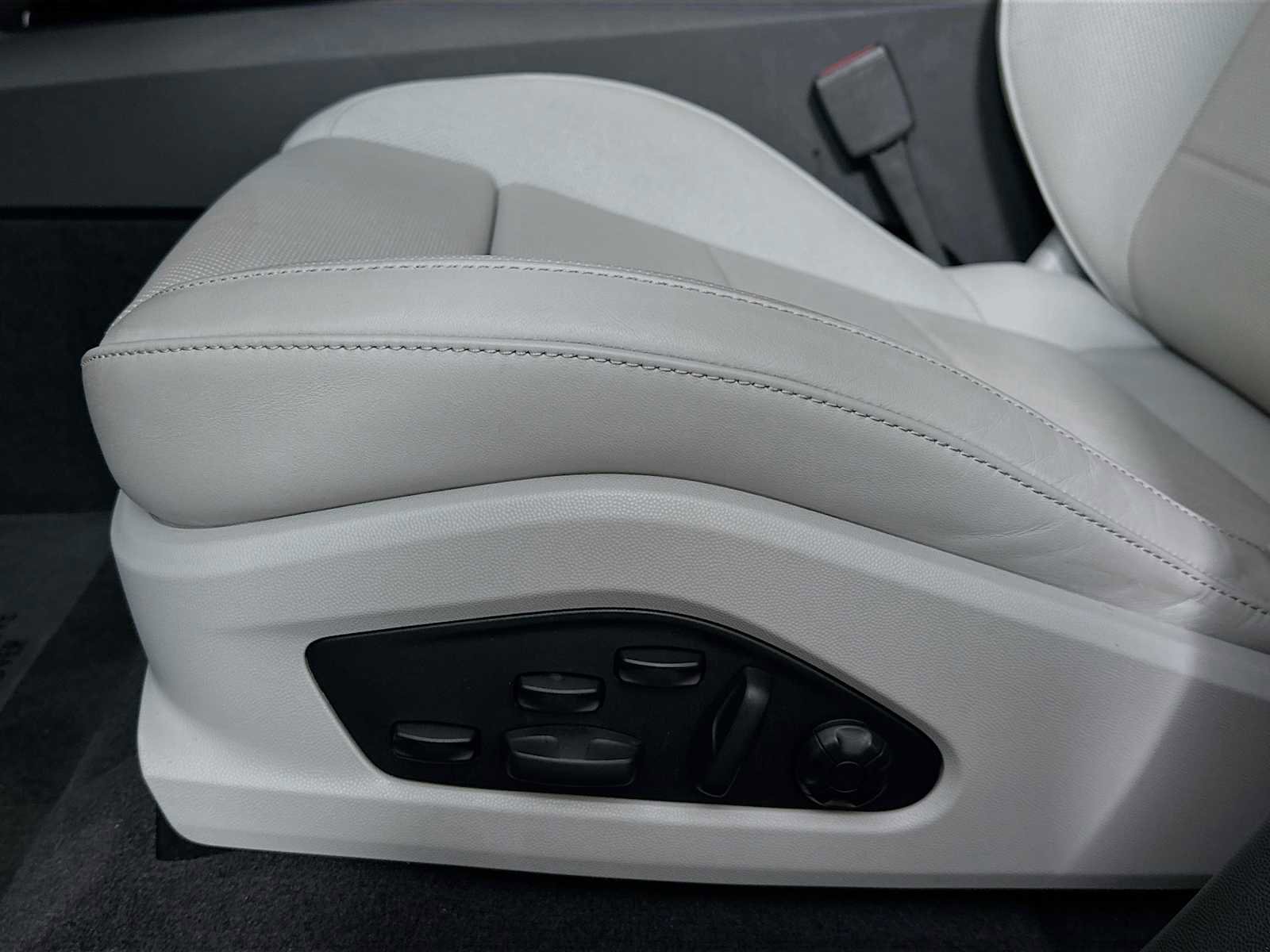 Used 2025 Porsche Macan Electric image 13