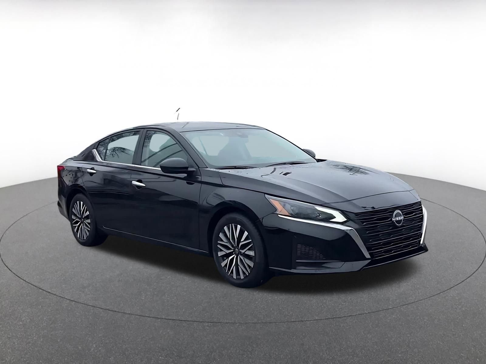 Used 2025 Nissan Altima 2.5 SV FWD image 3