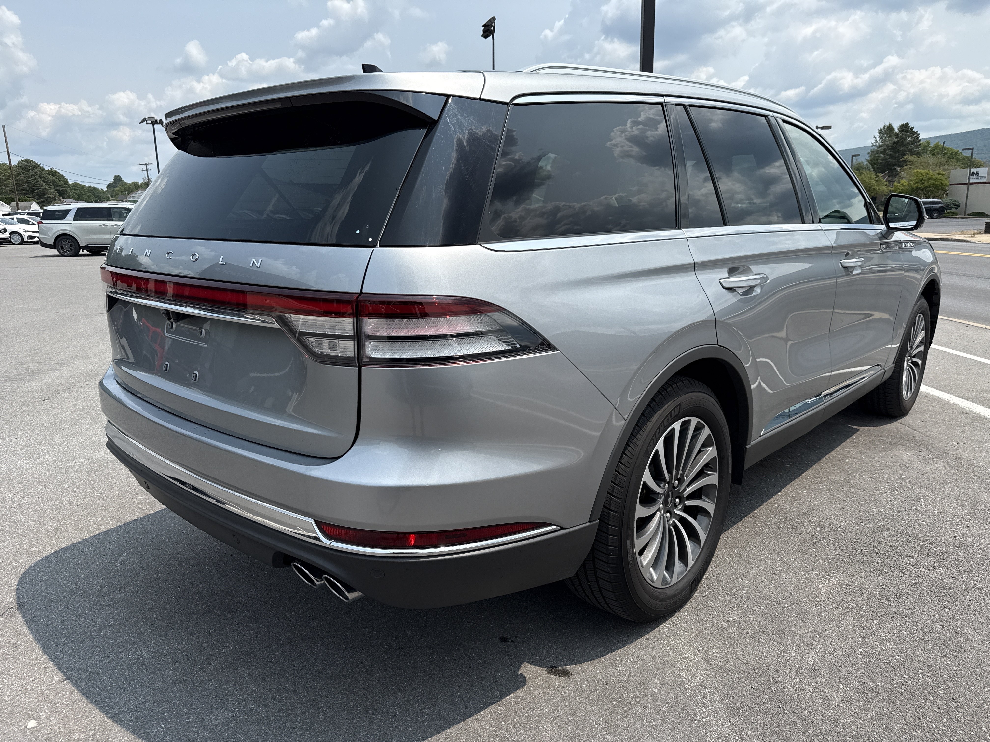 Used 2022 Lincoln Aviator AWD w/ Premium Package image 3