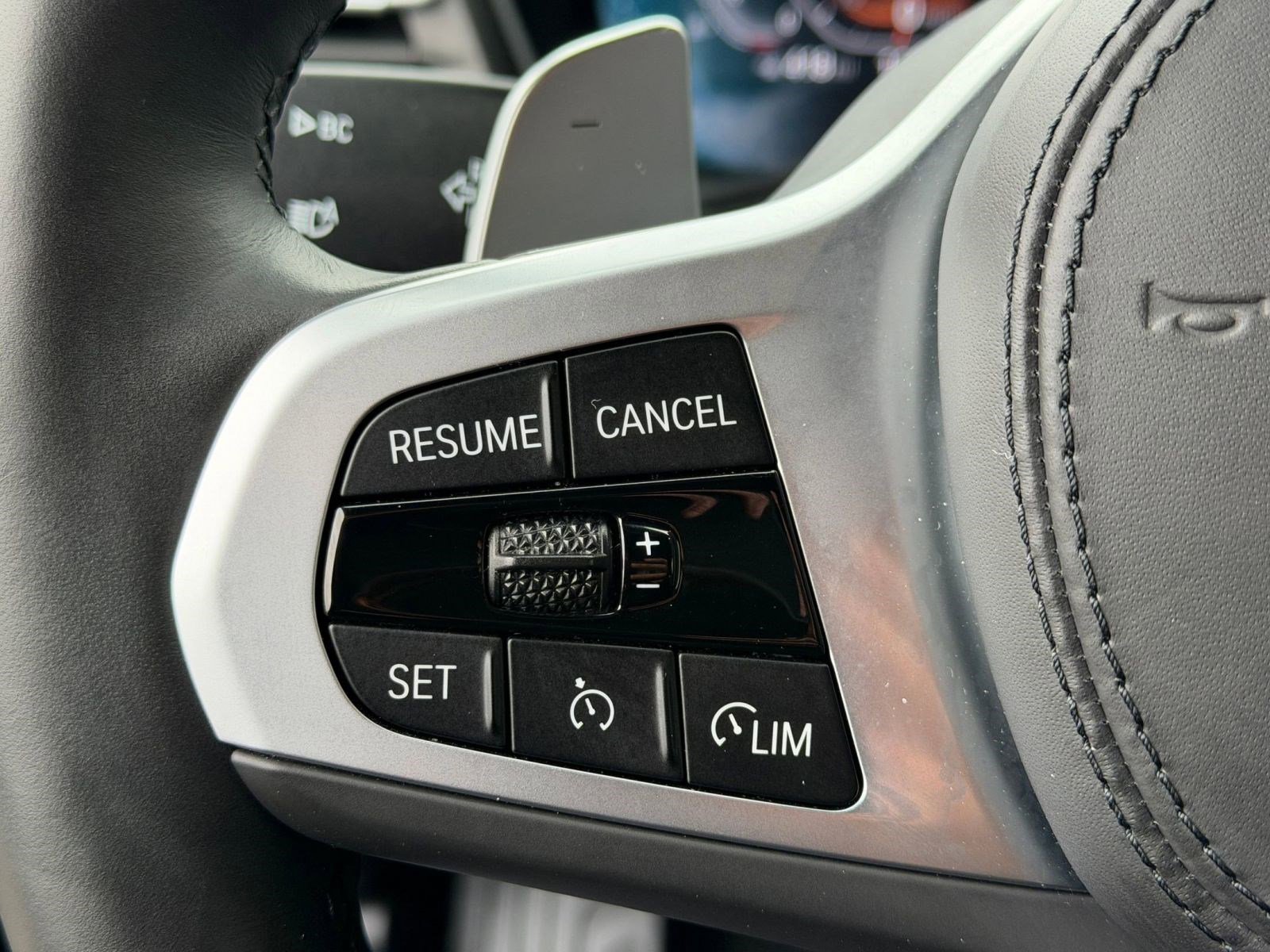 Certified 2025 BMW X4 xDrive30i image 17