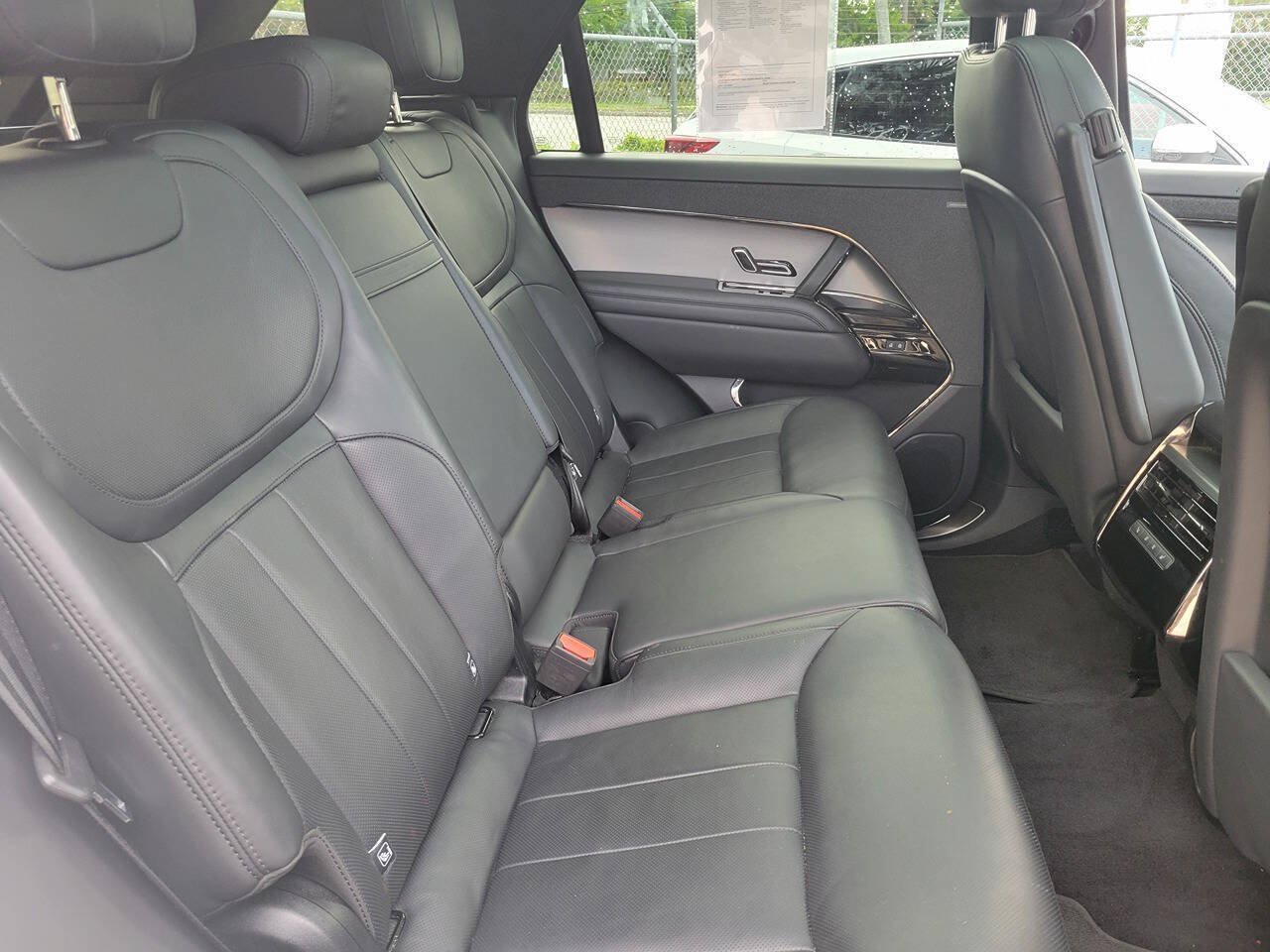 Used 2025 Land Rover Range Rover Sport SE AWD/4WD image 10