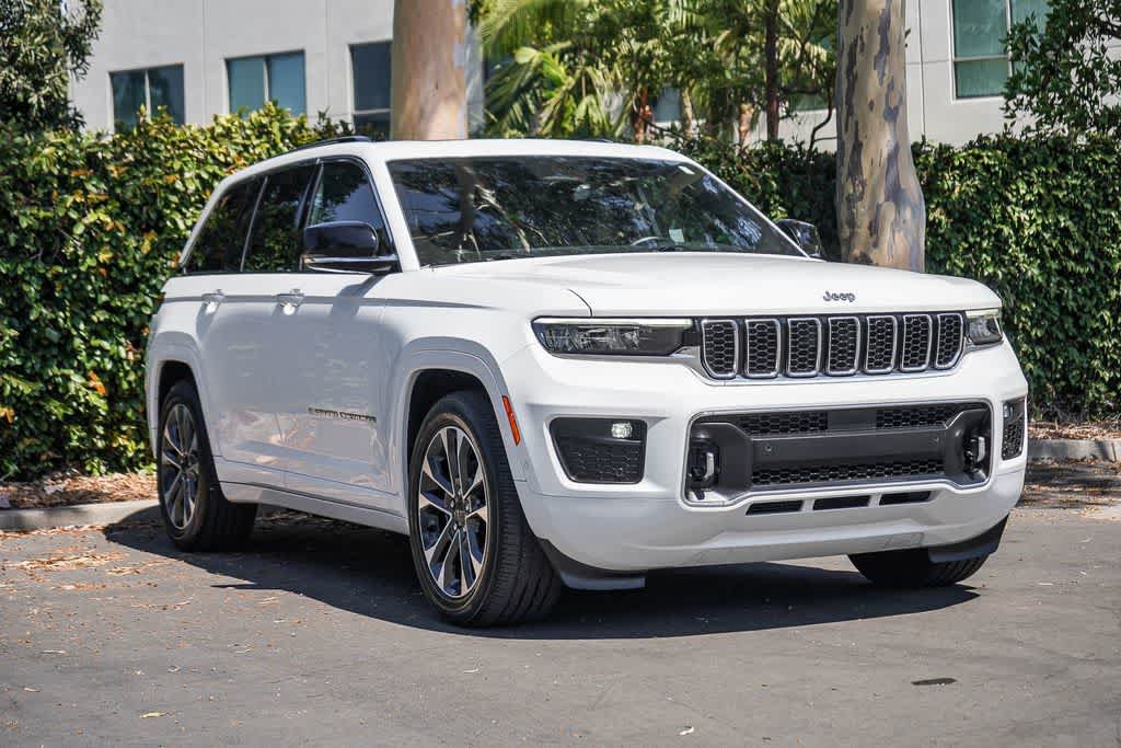 Used 2022 Jeep Grand Cherokee Overland w/ Luxury Tech Group IV AWD/4WD image 3