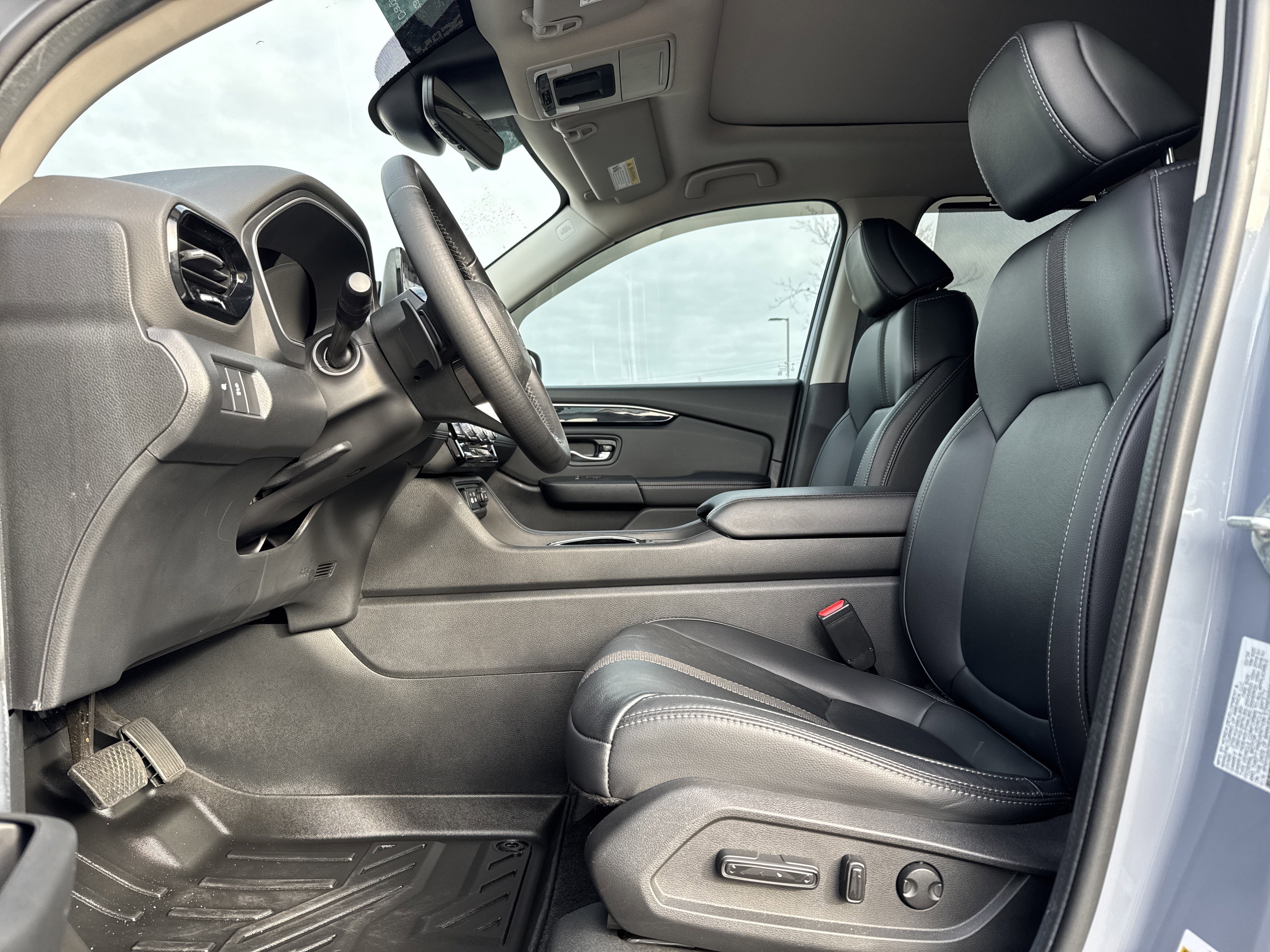 Used 2025 Honda Pilot Touring image 16