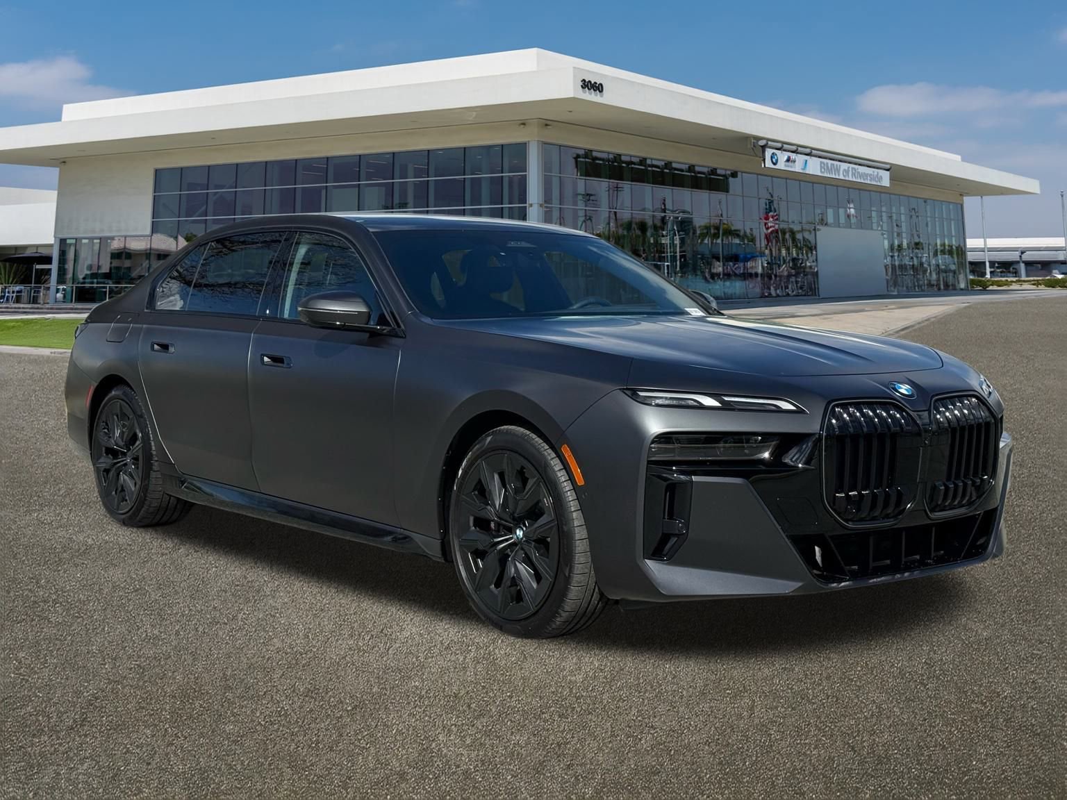 Used 2025 BMW 760i xDrive w/ Premium Package image 2