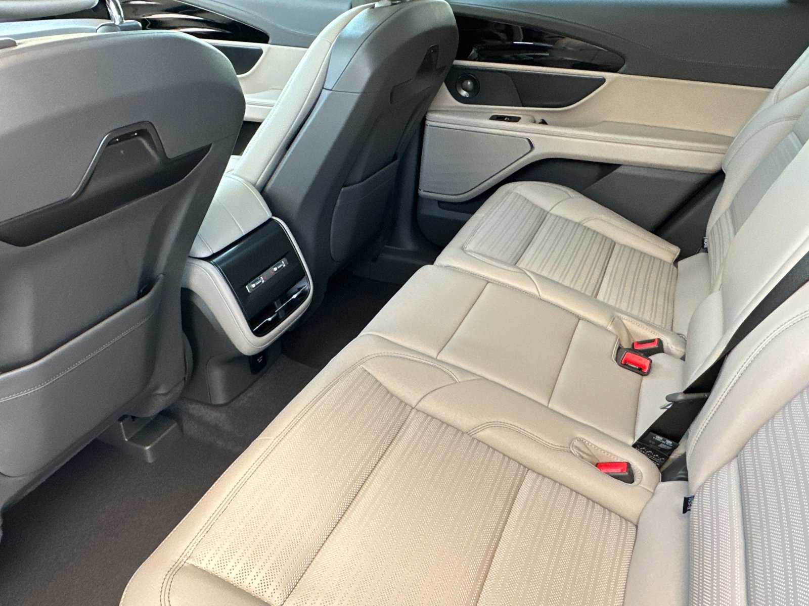 Certified 2025 Lincoln Nautilus Reserve w/ Jet Appearance Package image 13