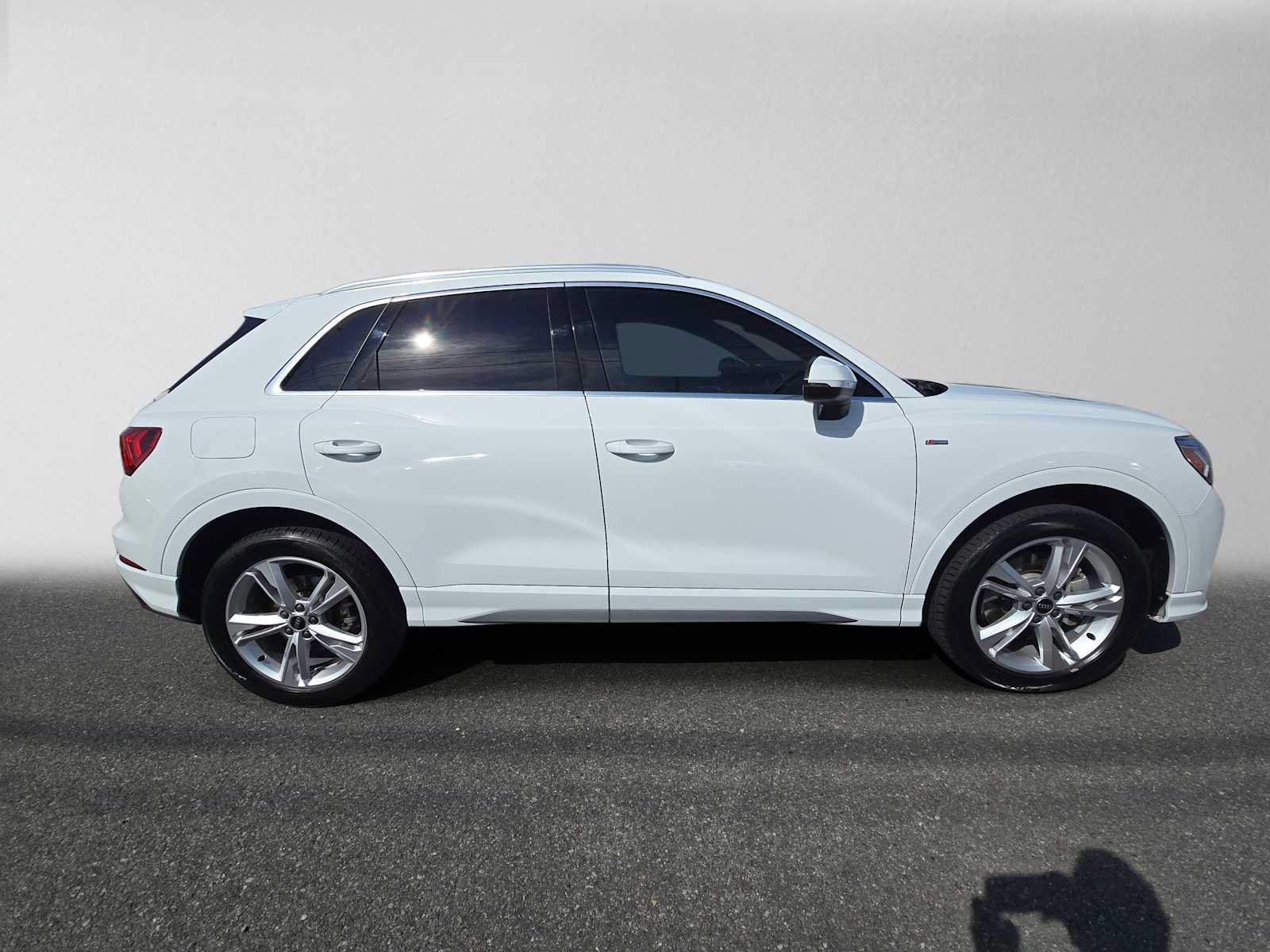 Used 2023 Audi Q3 2.0T Premium Plus w/ Premium Plus Package AWD/4WD image 2