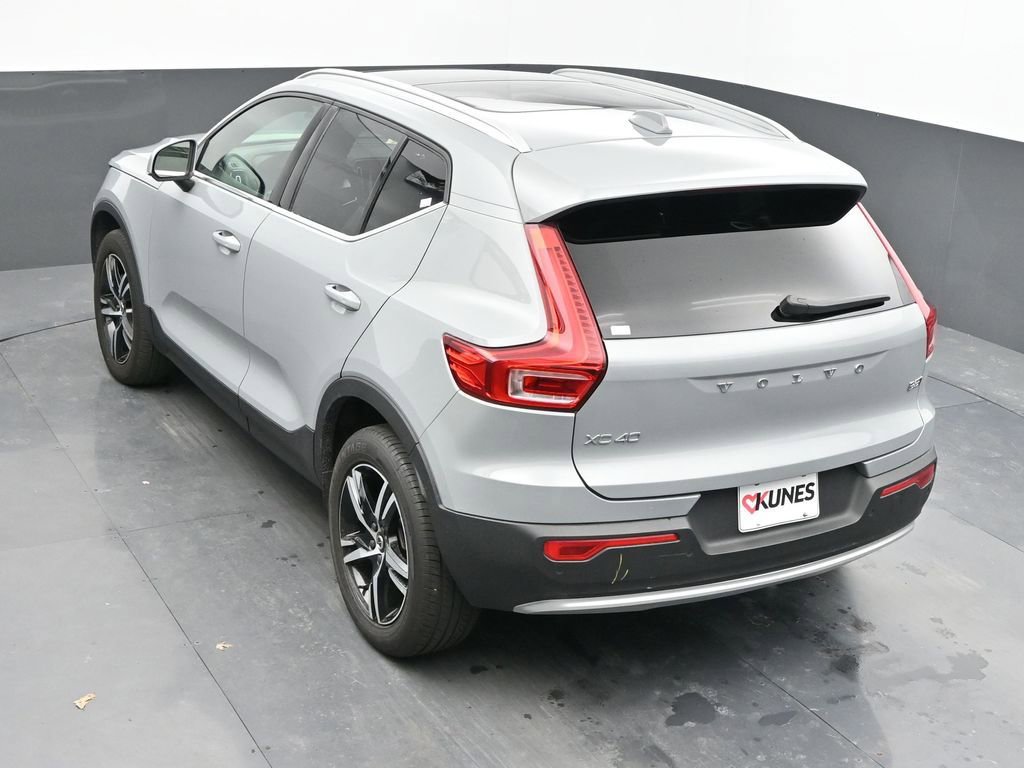 Used 2025 Volvo XC40 B5 Core image 33