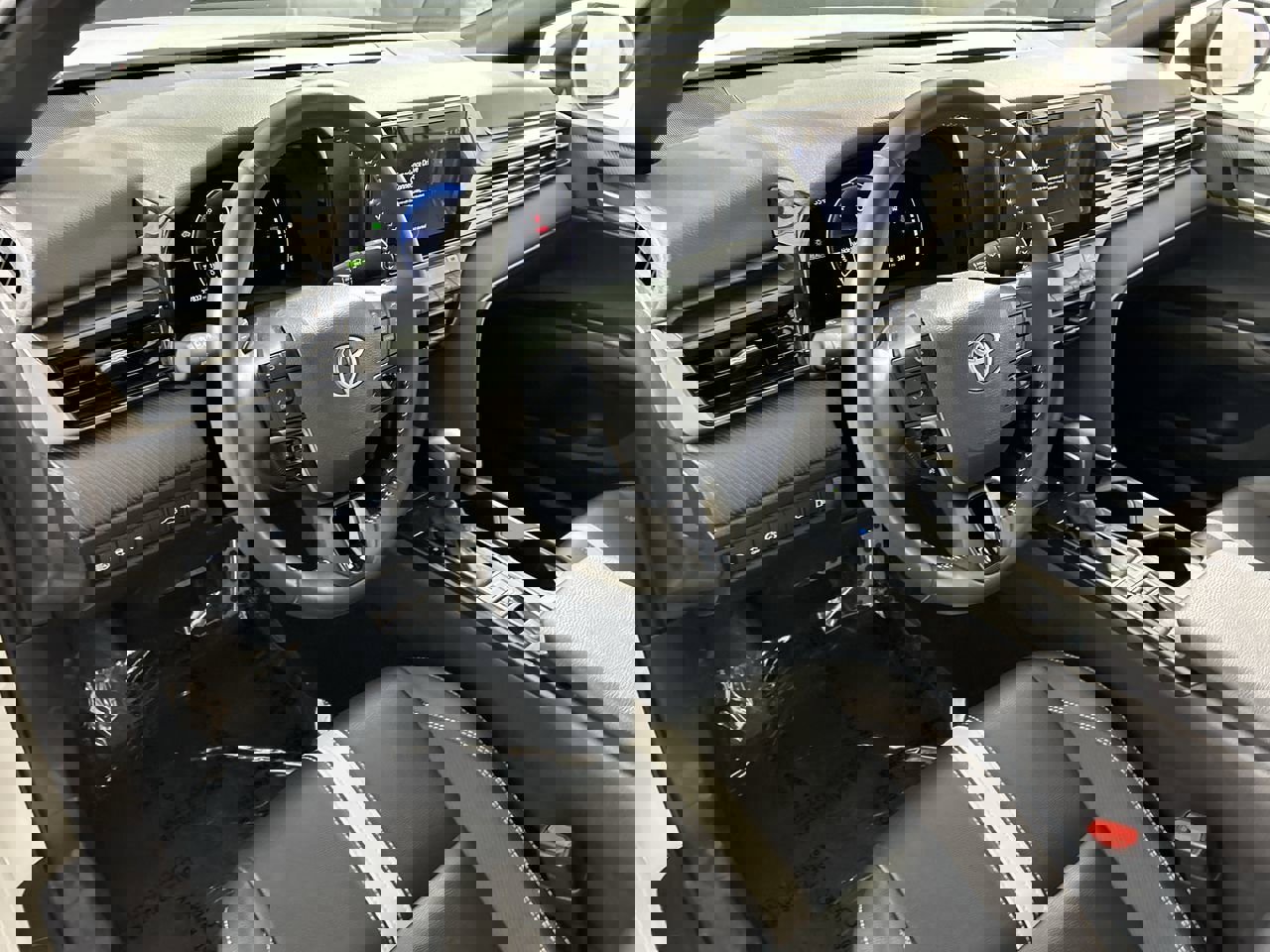 Used 2025 Toyota Camry SE image 11