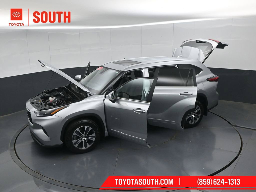 Used 2023 Toyota Highlander XLE AWD/4WD image 57