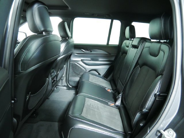 Used 2023 Jeep Grand Cherokee Altitude AWD/4WD image 17