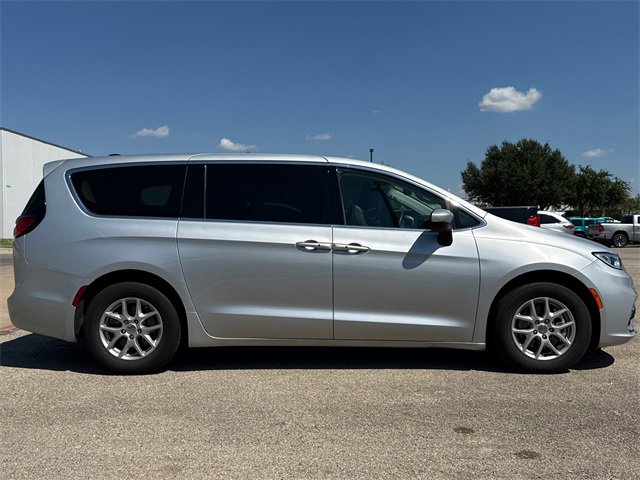 Used 2023 Chrysler Pacifica Touring-L image 17