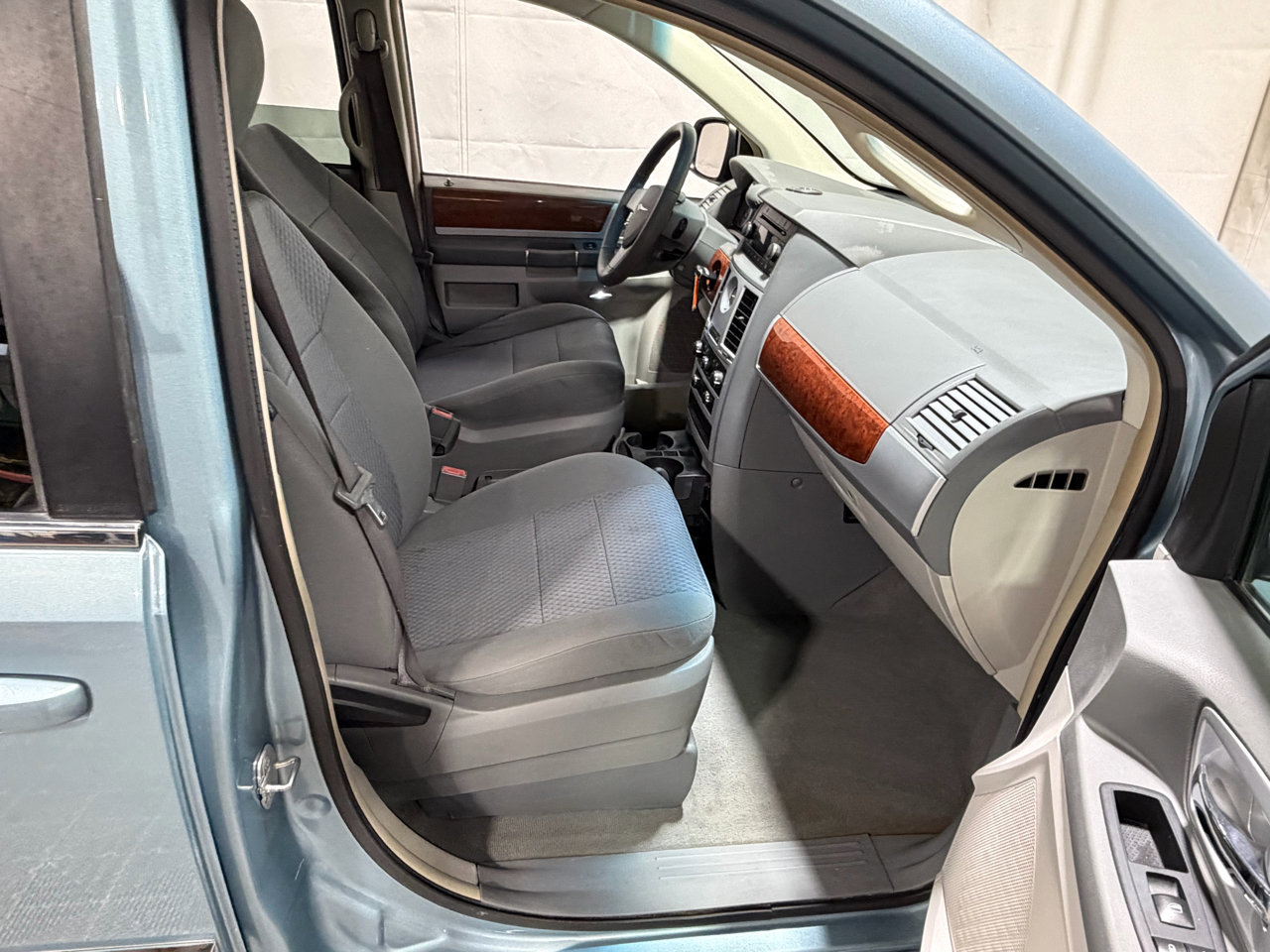Used 2009 Chrysler Town & Country Touring w/ Flexible Seating Group image 12