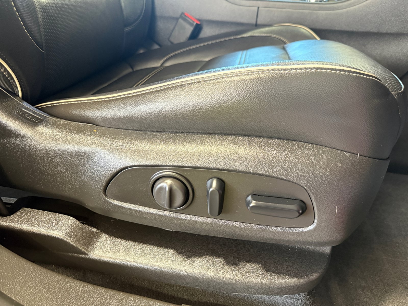 Used 2019 GMC Acadia Denali w/ Technology Package FWD image 29