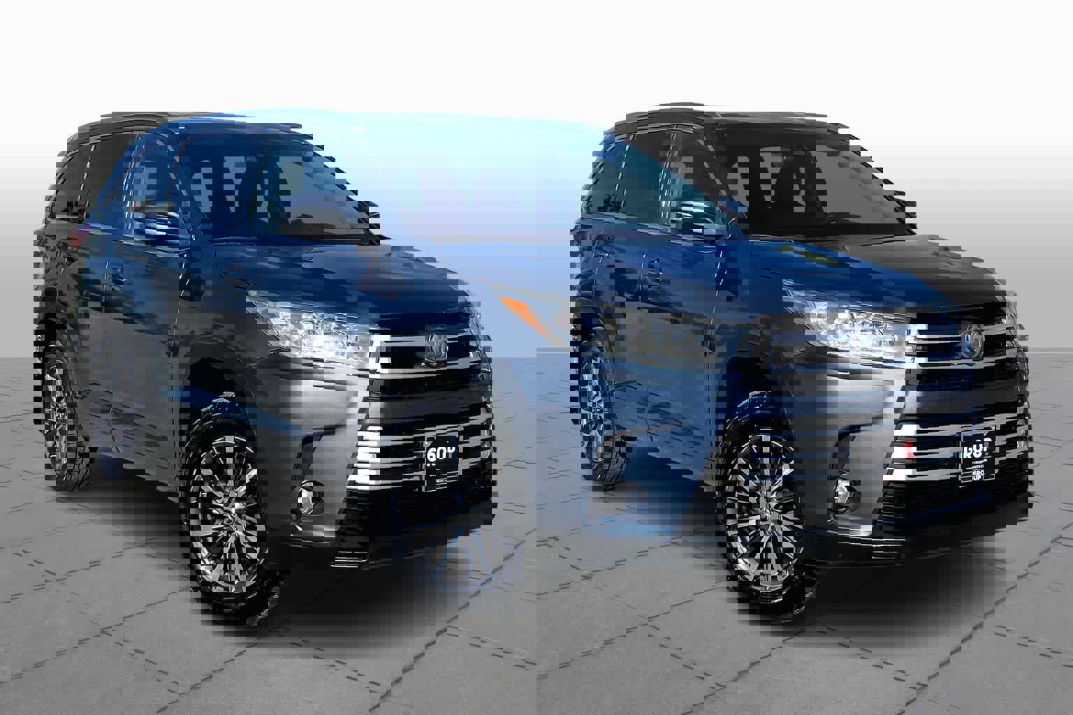 Used 2017 Toyota Highlander XLE image 3