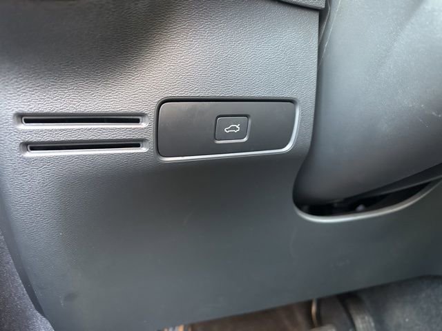 Certified 2025 Volvo XC40 B5 Core image 29