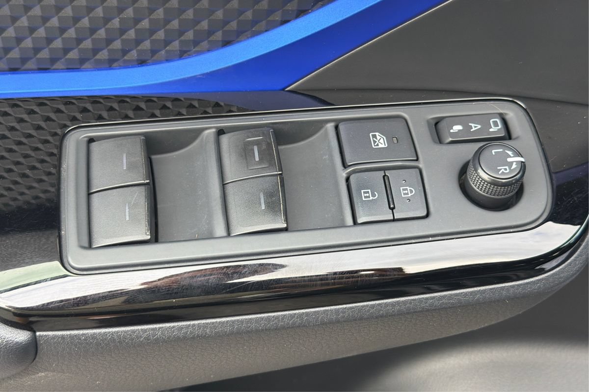 Used 2020 Toyota C-HR XLE FWD image 34