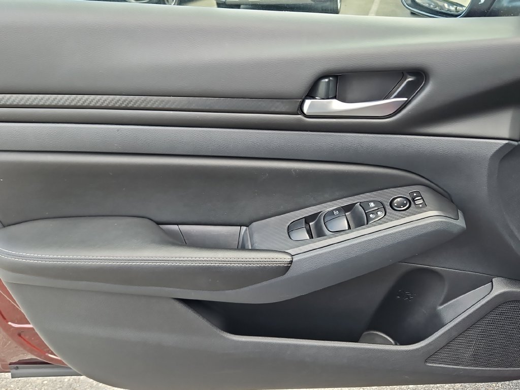 Used 2025 Nissan Altima 2.5 SV FWD image 24