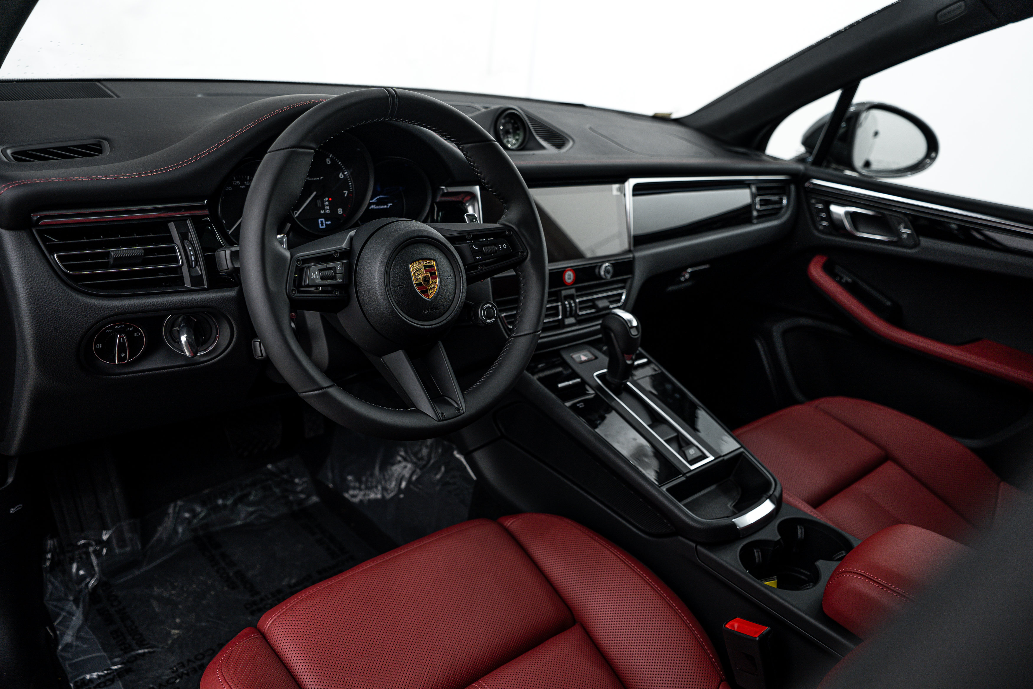 Certified 2026 Porsche Macan Turbo AWD/4WD image 4