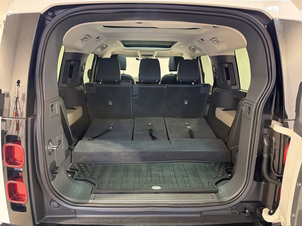 Used 2024 Land Rover Defender 130 X-Dynamic SE image 29