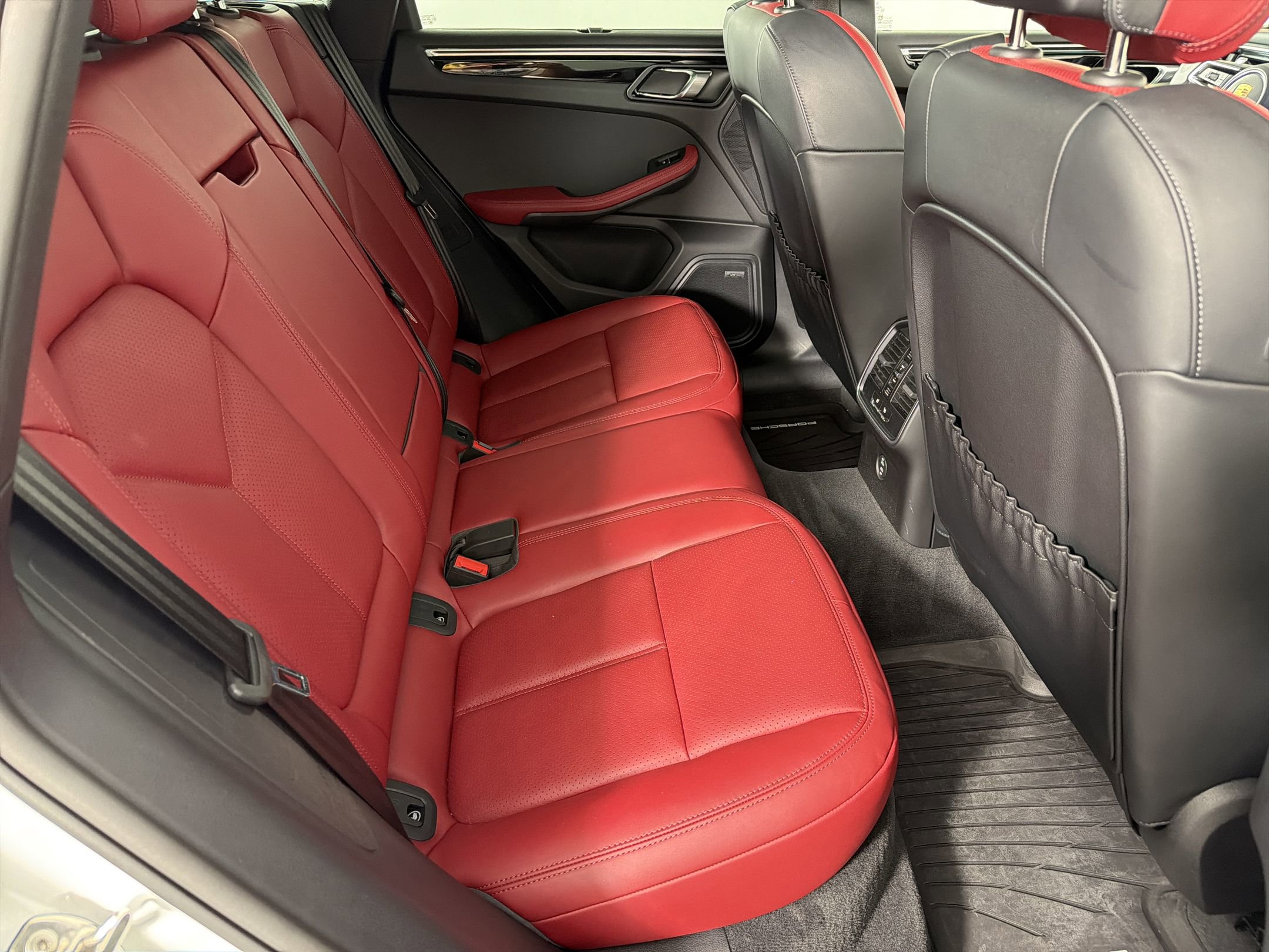 Certified 2025 Porsche Macan image 29