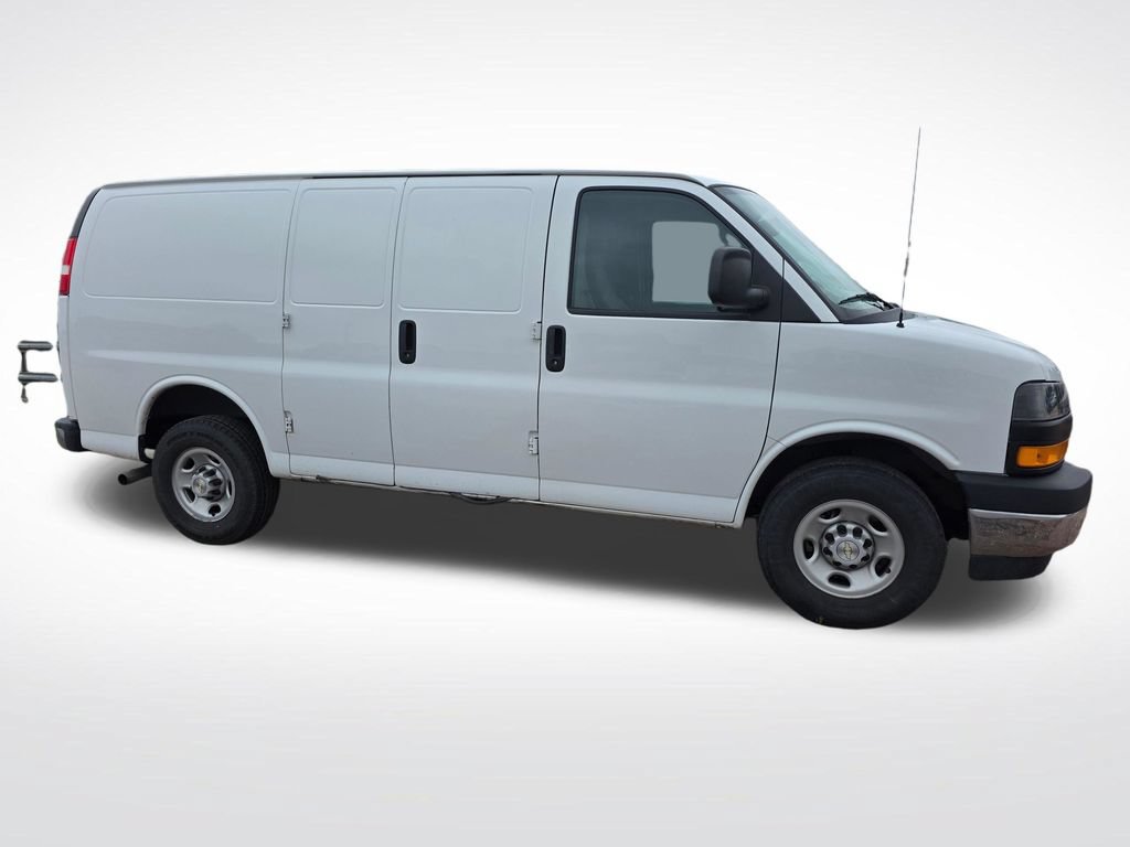 Used 2022 Chevrolet Express 2500 w/ Driver Convenience Package RWD image 4