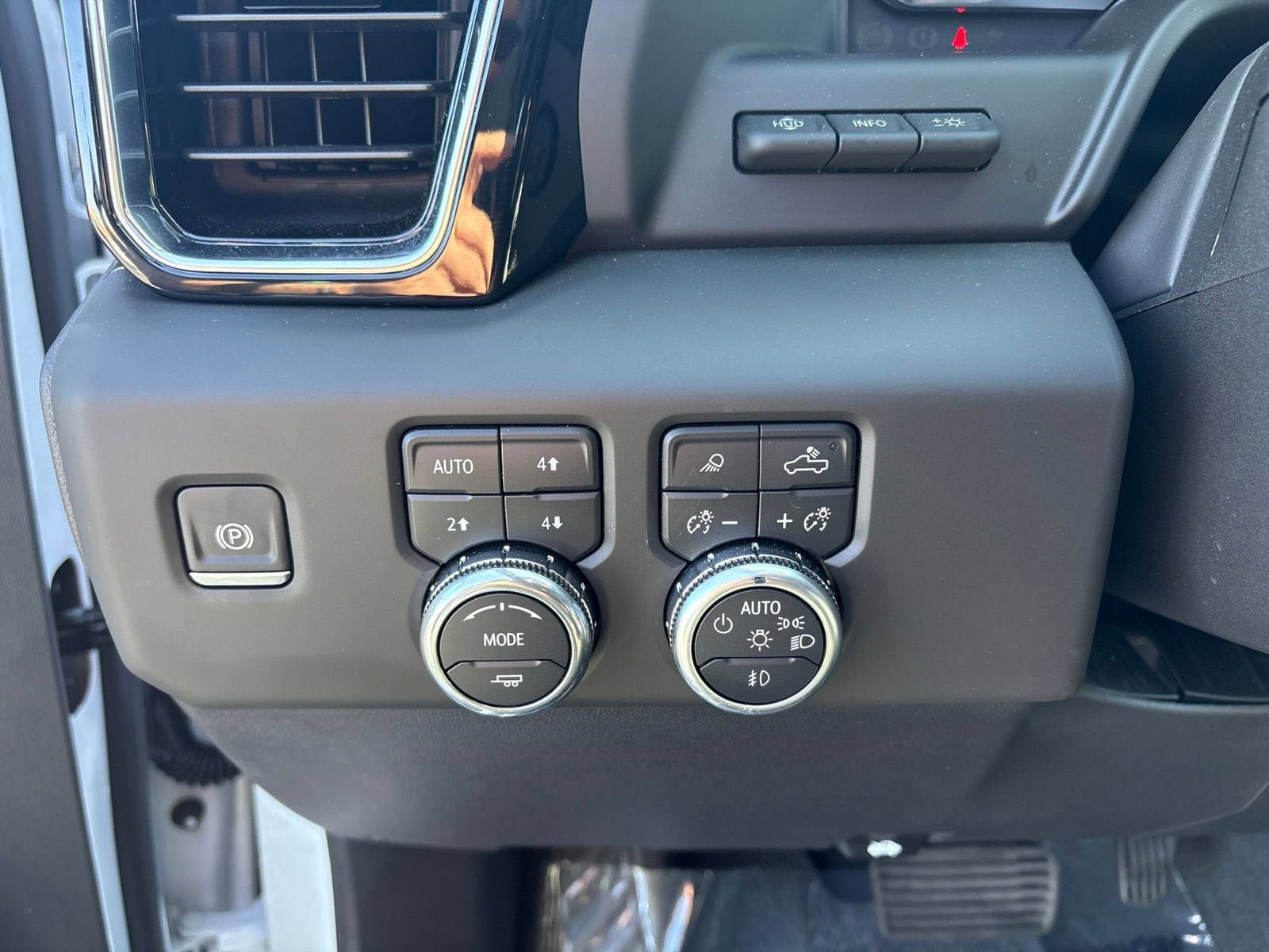 Used 2025 GMC Sierra 1500 Denali w/ Denali Reserve Package AWD/4WD image 16