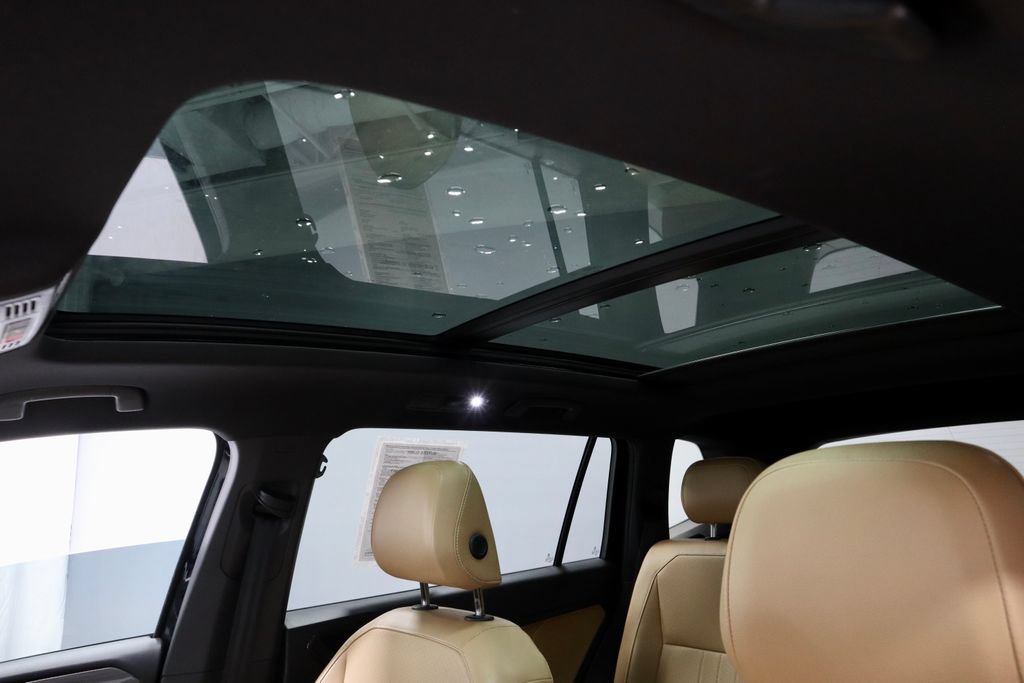 Used 2024 Volkswagen Tiguan SE w/ Panoramic Sunroof Package AWD/4WD image 36