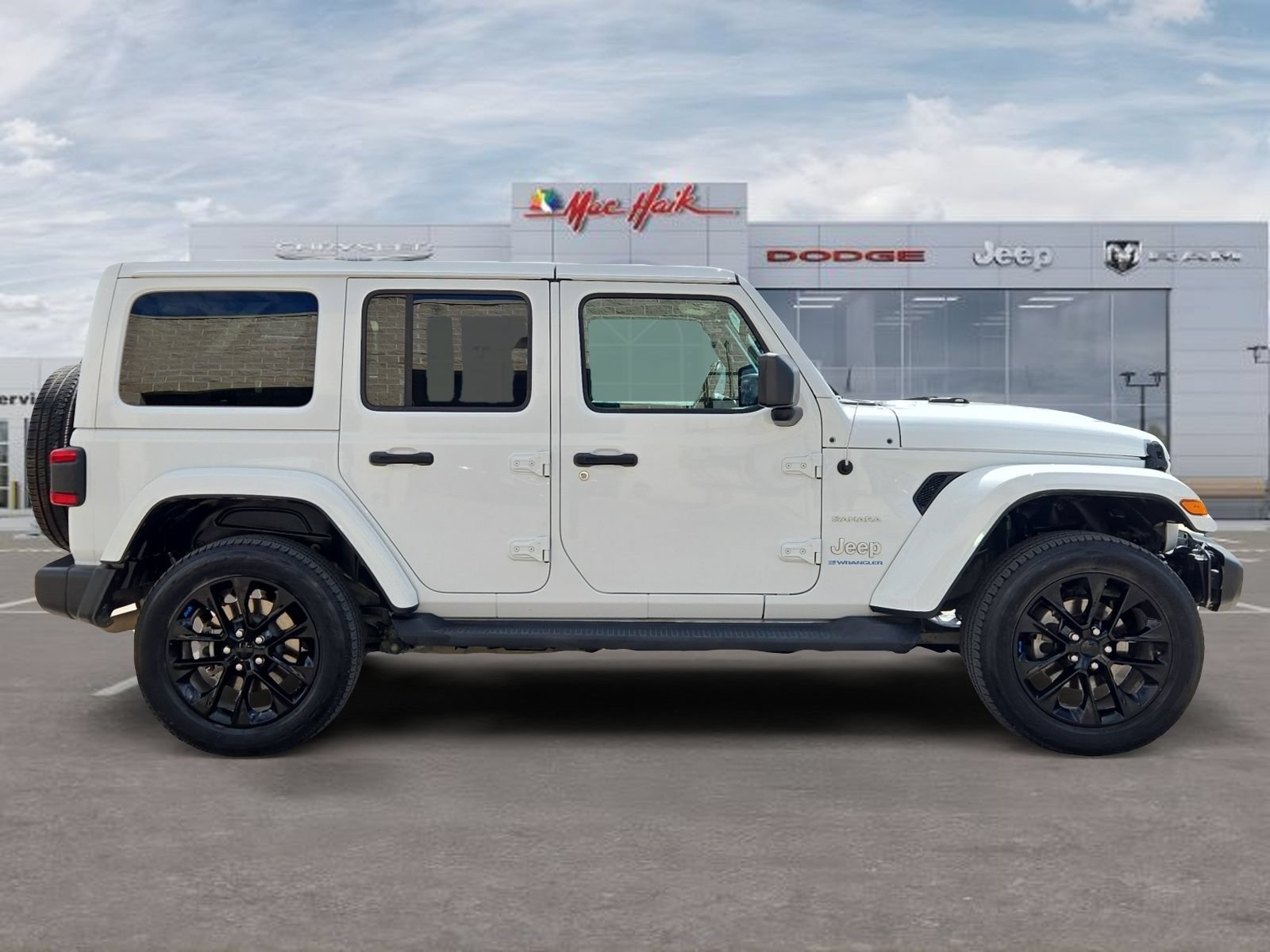 Used 2023 Jeep Wrangler Unlimited Sahara w/ Cold Weather Group AWD/4WD image 6