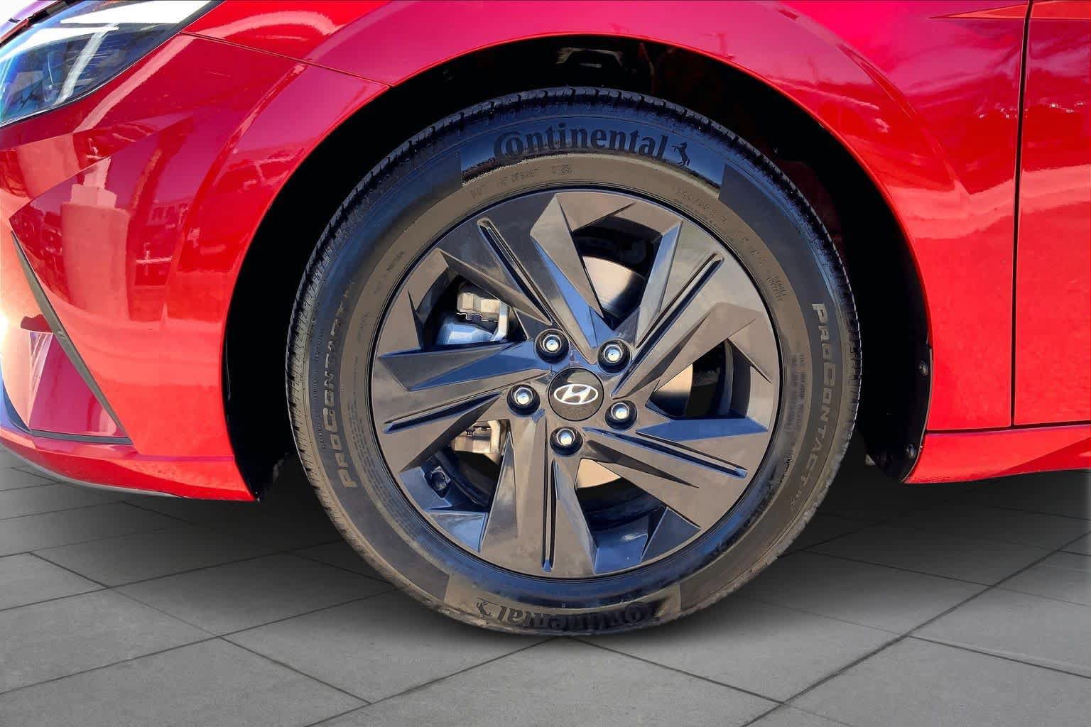 Used 2023 Hyundai Elantra SEL w/ Preferred Accessory Package FWD image 11