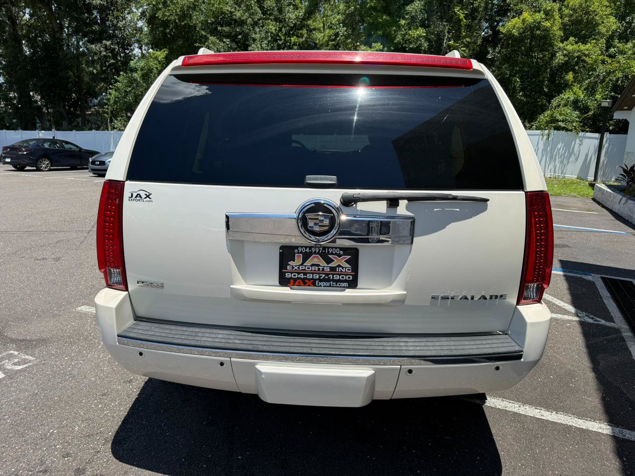 Used 2011 Cadillac Escalade Premium AWD/4WD image 4