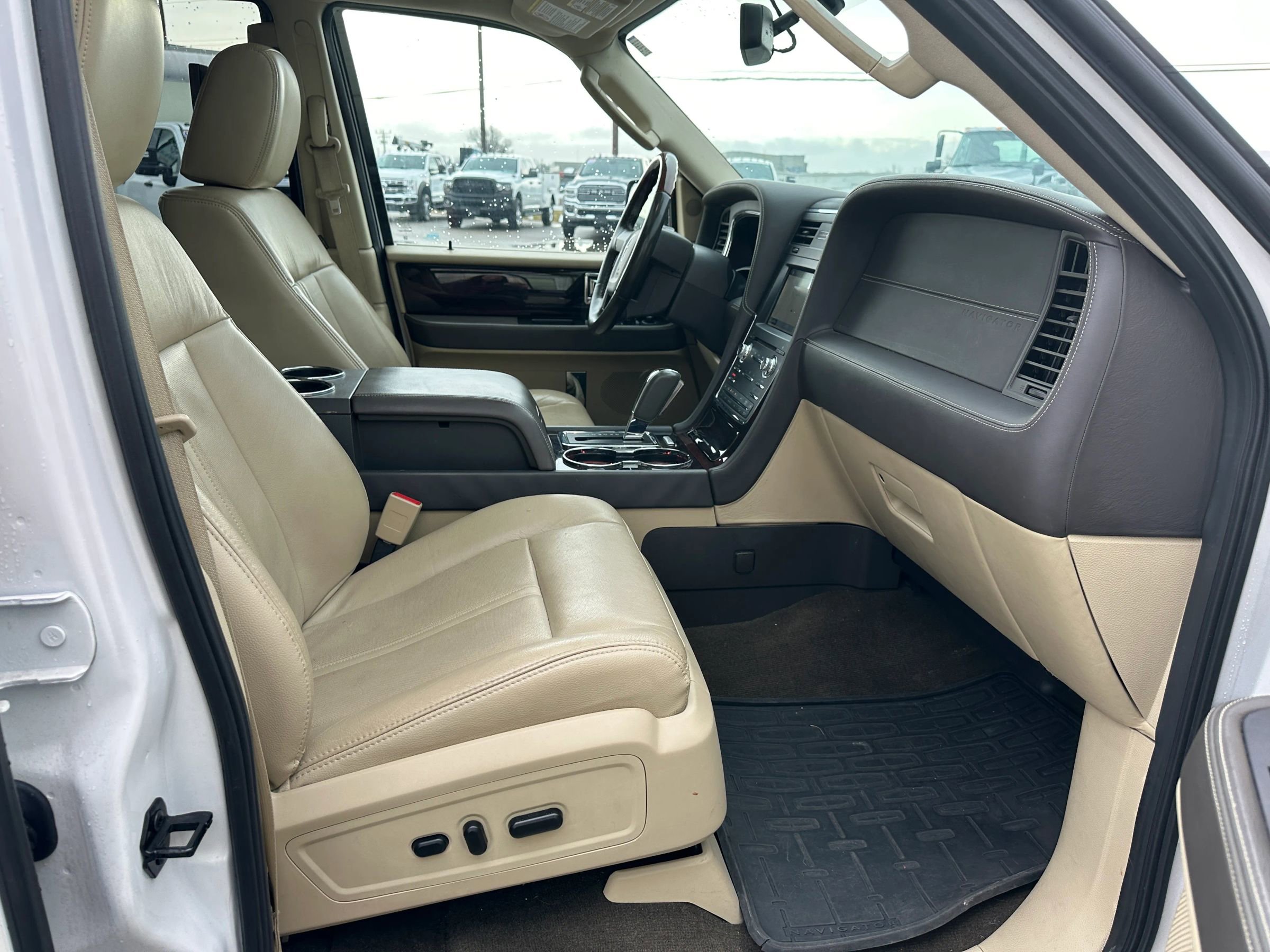 Used 2017 Lincoln Navigator Reserve image 40