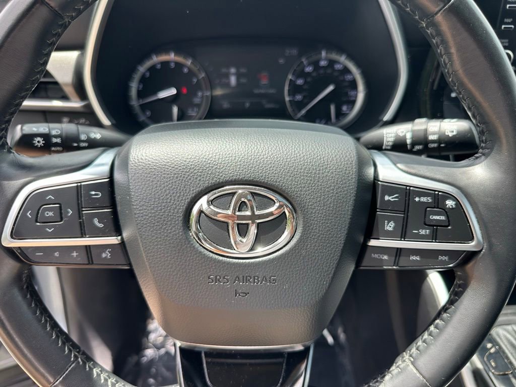 Used 2020 Toyota Highlander XLE AWD/4WD image 25