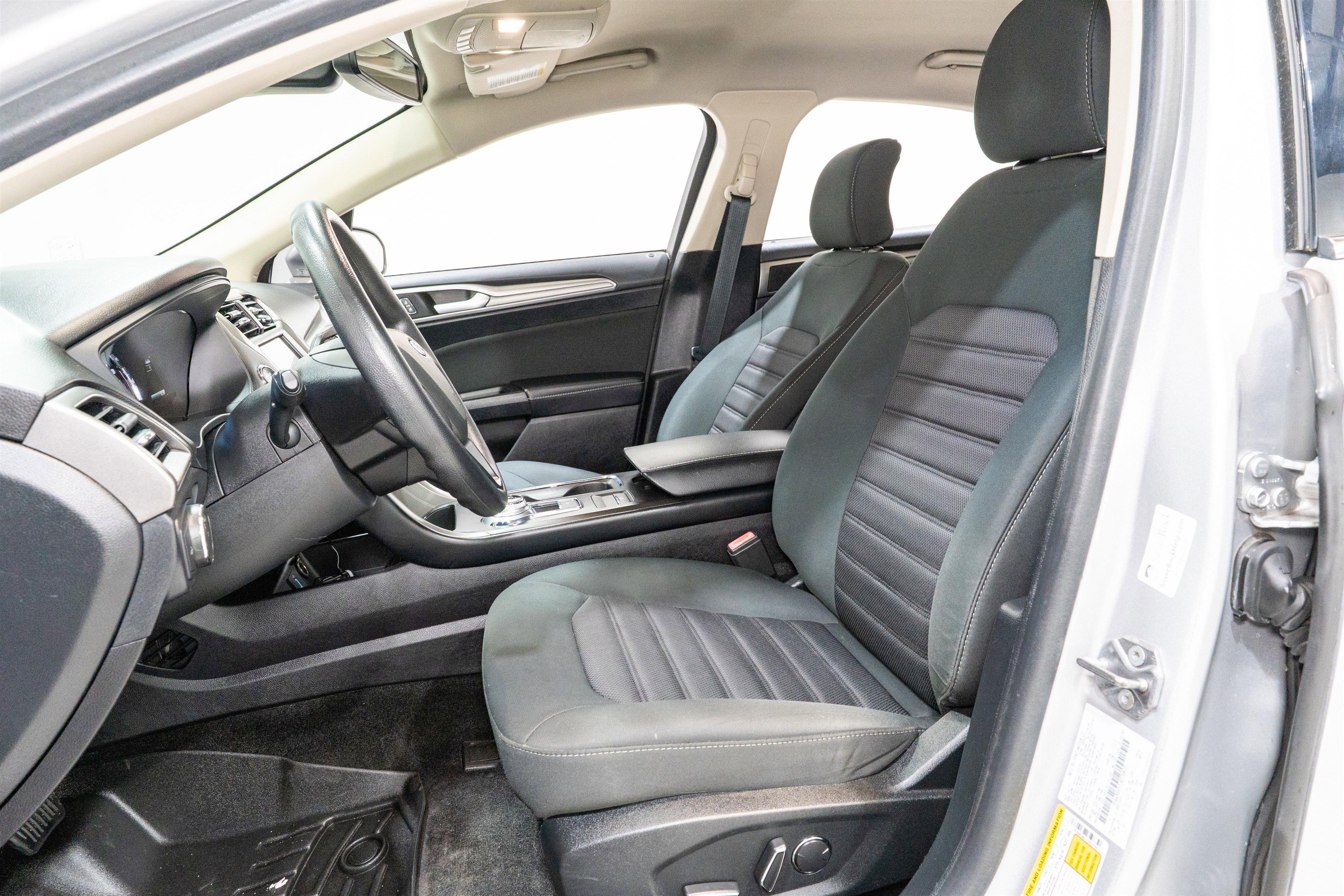 Used 2018 Ford Fusion SE FWD image 15