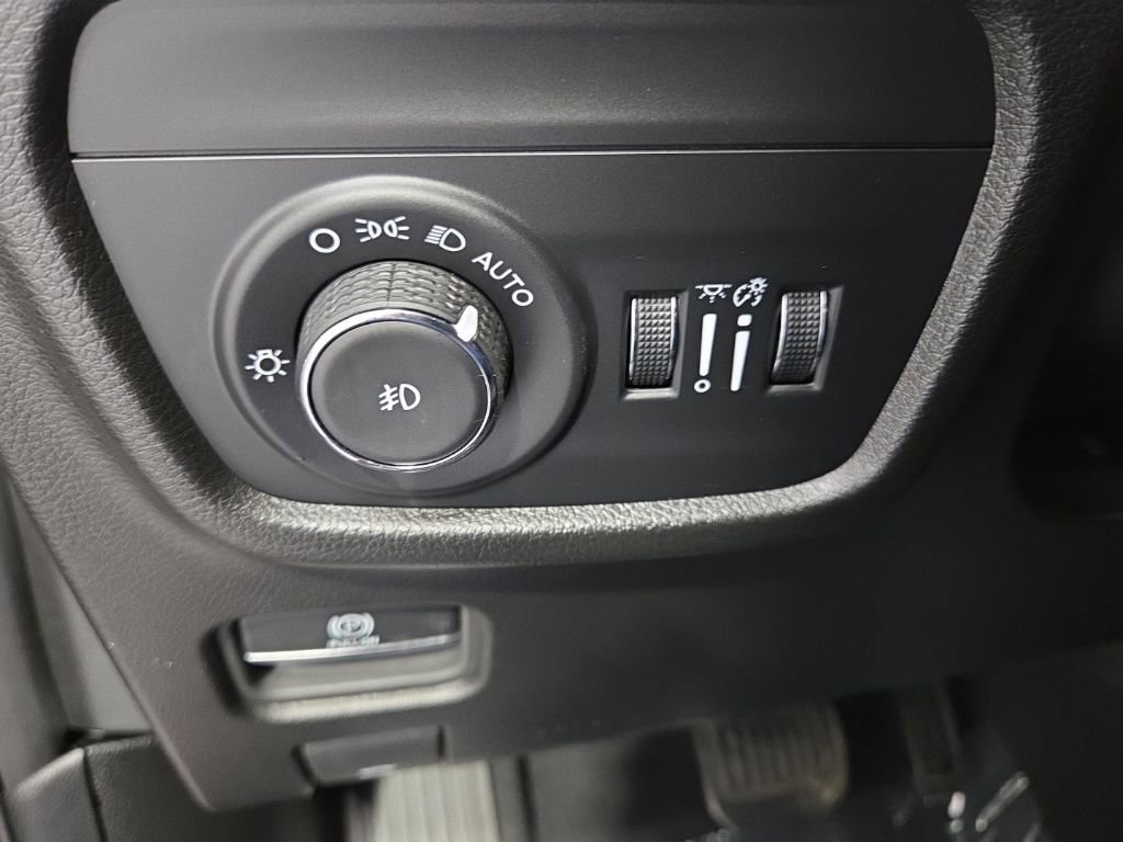 Used 2024 Jeep Grand Cherokee Limited w/ Luxury Tech Group II image 32