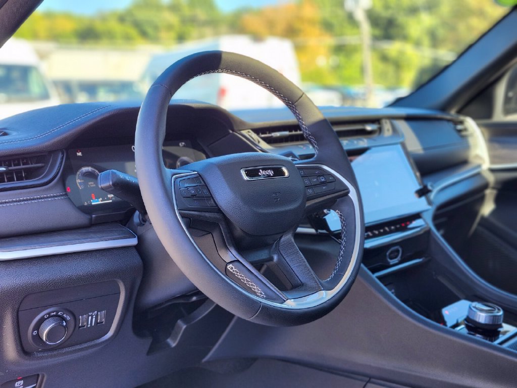 Used 2026 Jeep Grand Cherokee Altitude AWD/4WD image 19