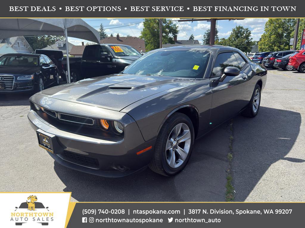 Used 2015 Dodge Challenger SXT image 1