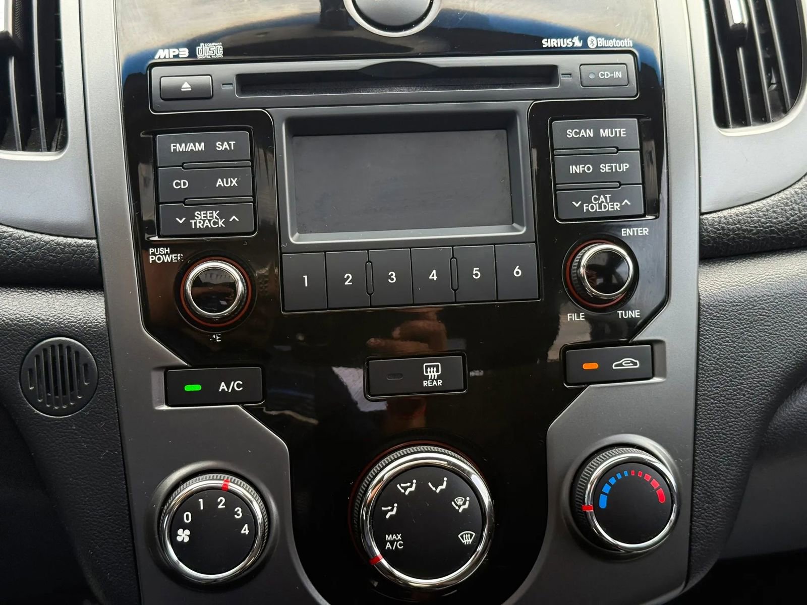 Used 2010 Kia Forte Koup SX image 27