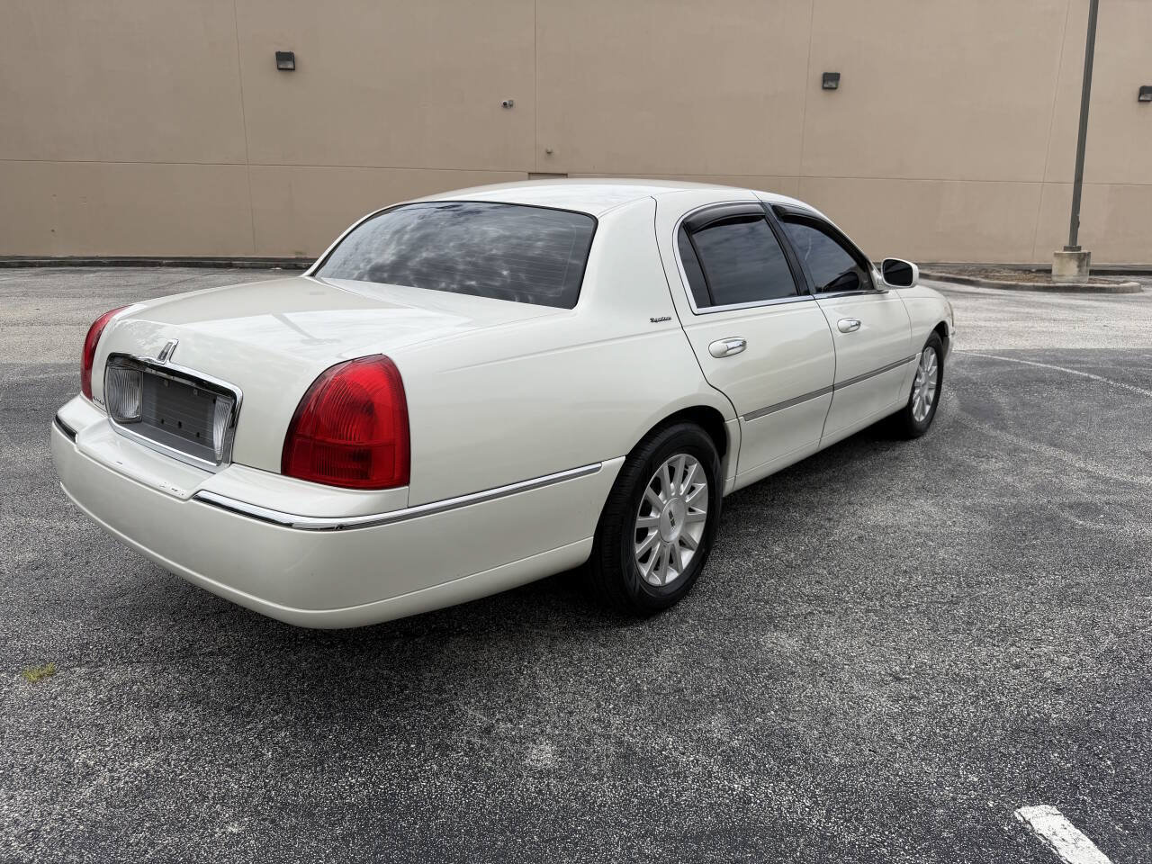 Used 2006 Lincoln Town Car Signature RWD image 4