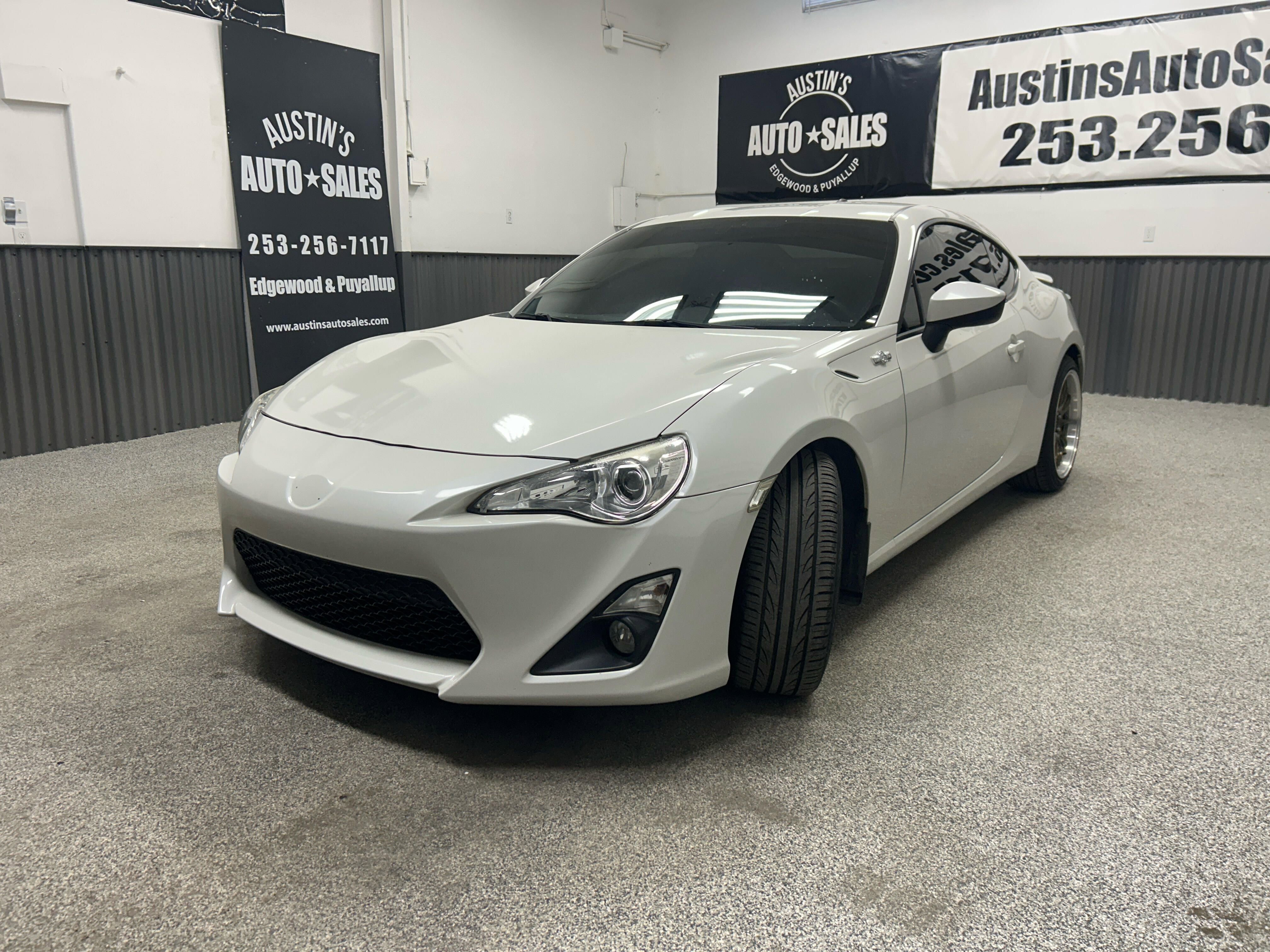 Used 2015 Scion FR-S image 3