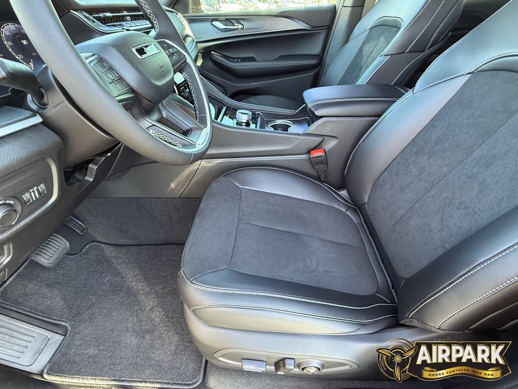 New 2025 Jeep Grand Cherokee Altitude AWD/4WD image 12