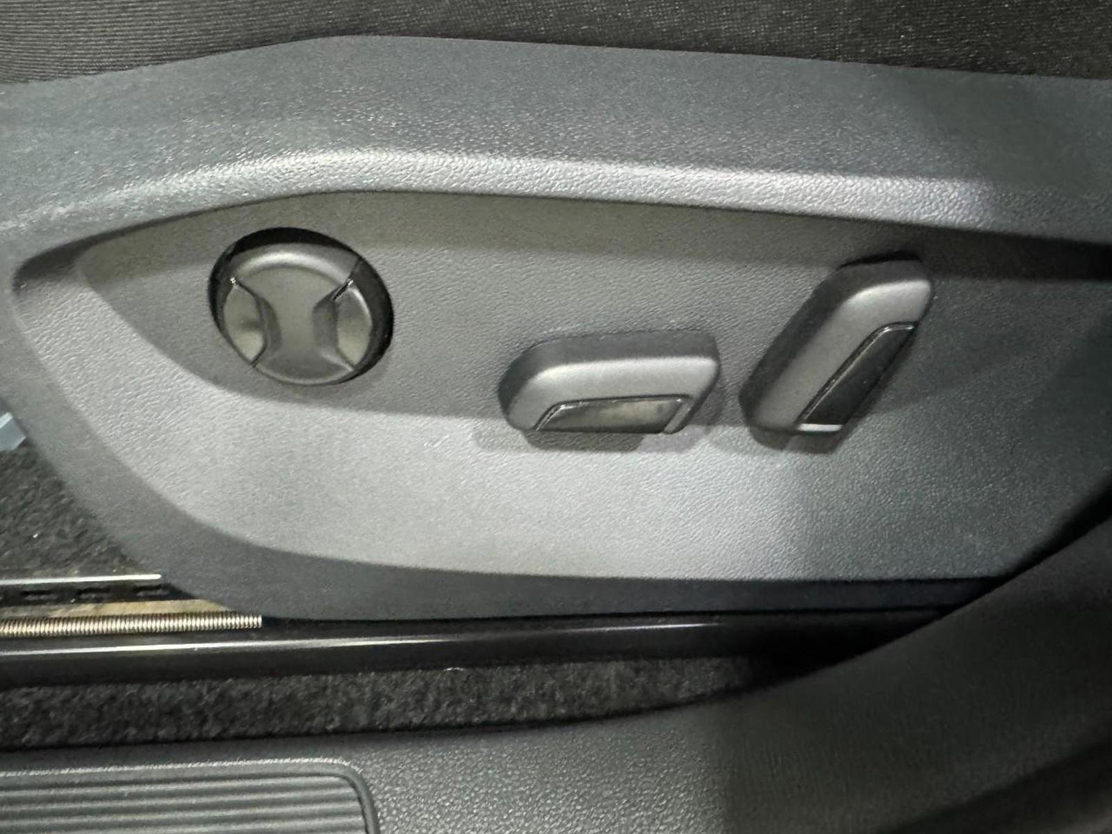 Used 2024 Volkswagen Taos SE image 28