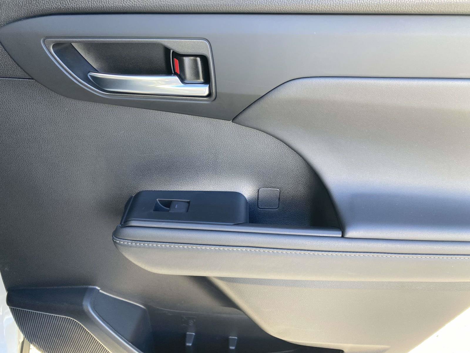 Used 2022 Toyota Highlander XSE FWD image 18