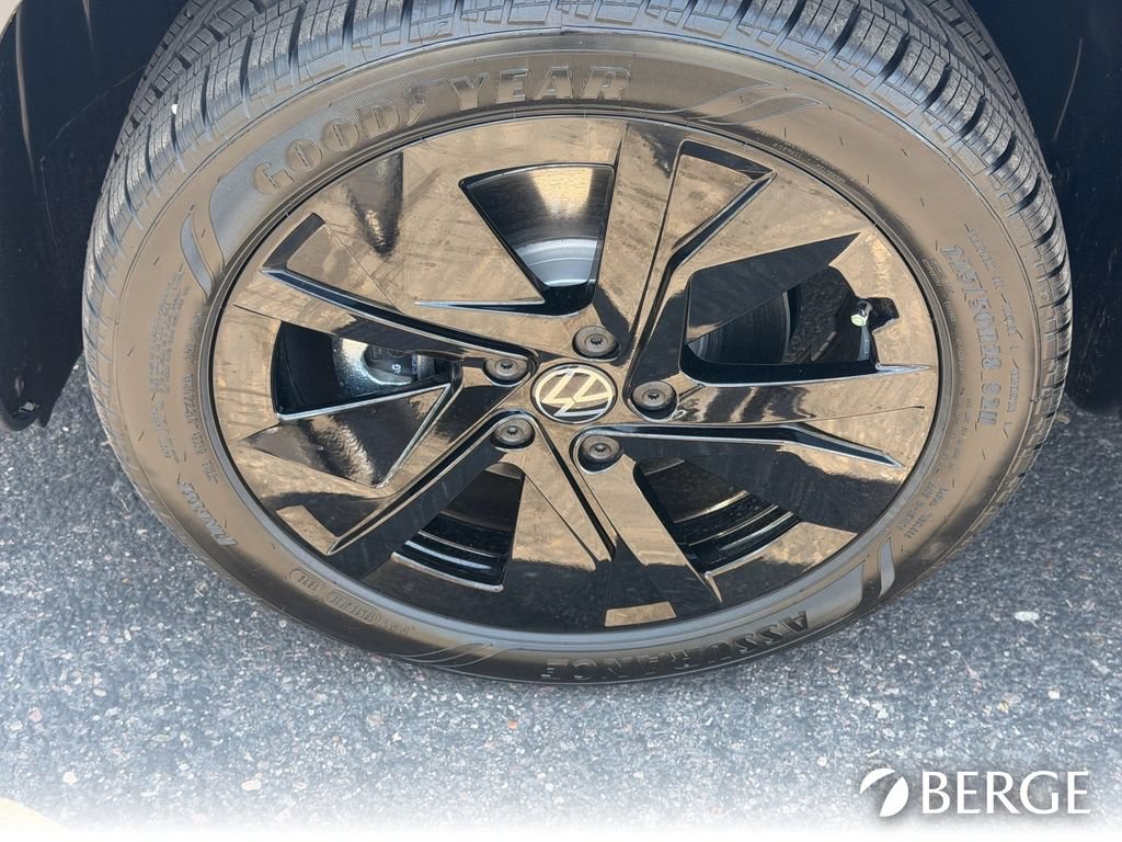 New 2026 Volkswagen Taos SE FWD image 11